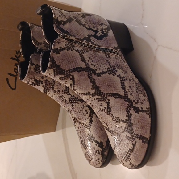 New Clarks Boots Size 9.5M Mila Sky Leather Ankle Snakeskin Zipper Gray Black - Picture 7 of 15